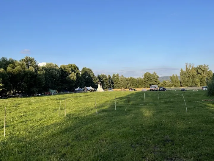 Zelte auf der Campingwiese
