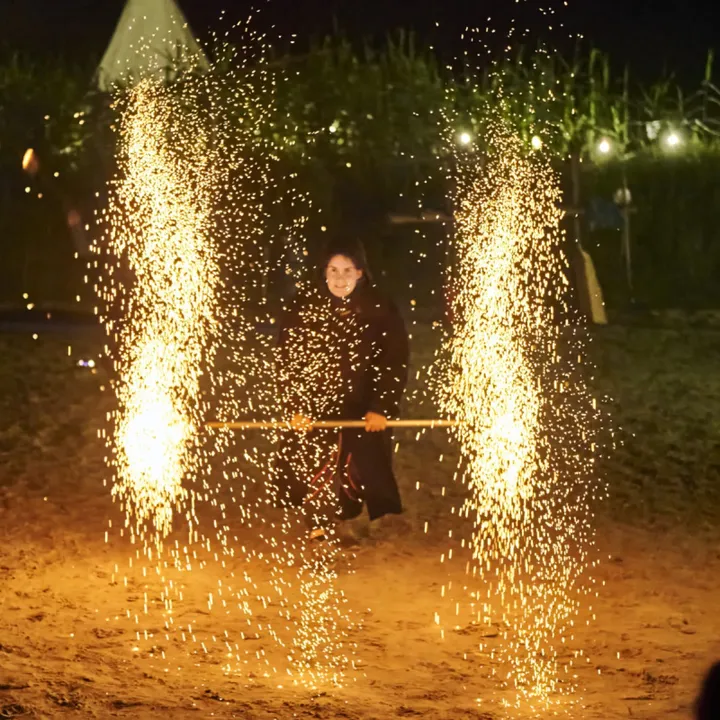 Feuershow bei Nacht