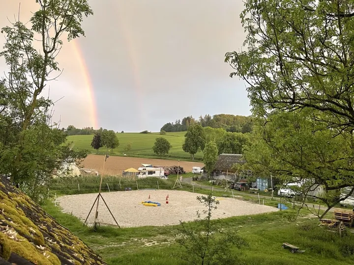 Regenbogen über dem Festivalgelände